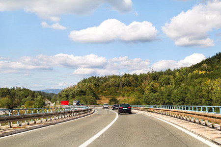 94753898-vista-panorámica-de-la-carretera-que-conduce-a-través-de-istria-croacia-europa-hermoso-entorno