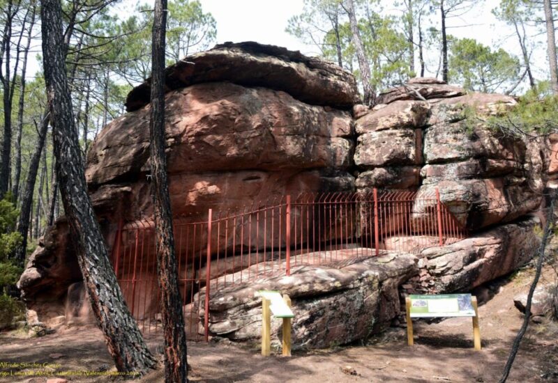 El abrigo de las Lomas de Abril es un conjunto de arte rupestre localizado en el centro del barranco de Val del Agua, formando el único conjunto de pinturas levantinas localizado en la comarca del Rincón de Ademuz, y que constituye un testimonio excepcional de las culturas neolíticas en la zona. Estas pinturas están protegidas por la Legislación Estatal y Autonómica, habiendo sido declaradas Bien de Interés Cultural y, desde 1998, forman parte de la Lista del Patrimonio Mundial de la UNESCO. El abrigo de las Lomas de Abril es un conjunto de arte rupestre localizado en el centro del barranco de Val del Agua, formando el único conjunto de pinturas levantinas localizado en la comarca del Rincón de Ademuz, y que constituye un testimonio excepcional de las culturas neolíticas en la zona. Estas pinturas están protegidas por la Legislación Estatal y Autonómica, habiendo sido declaradas Bien de Interés Cultural y, desde 1998, forman parte de la Lista del Patrimonio Mundial de la UNESCO.