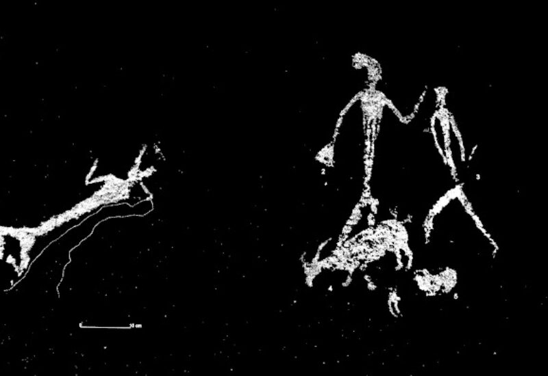 Lo más llamativo del conjunto de pinturas rupestres de las Lomas de Abril (de hace 7.000-5.000 años) quizá sea el tamaño de los antropomorfos, mucho mayores que cualquiera de los existentes en los abrigos del Parque. La figura yacente (motivo 1) representaría una persona tumbada, lo que se concluye de que tenga las extremidades inferiores flexionadas. Resulta muy aguda la observación relativa al objeto de forma triangular que la figura principal (motivo 2) porta en su mano derecha, que parece encajar en el hueco del tocado de la figura horizontal. Lo más llamativo del conjunto de pinturas rupestres de las Lomas de Abril (de hace 7.000-5.000 años) quizá sea el tamaño de los antropomorfos, mucho mayores que cualquiera de los existentes en los abrigos del Parque. La figura yacente (motivo 1) representaría una persona tumbada, lo que se concluye de que tenga las extremidades inferiores flexionadas. Resulta muy aguda la observación relativa al objeto de forma triangular que la figura principal (motivo 2) porta en su mano derecha, que parece encajar en el hueco del tocado de la figura horizontal.