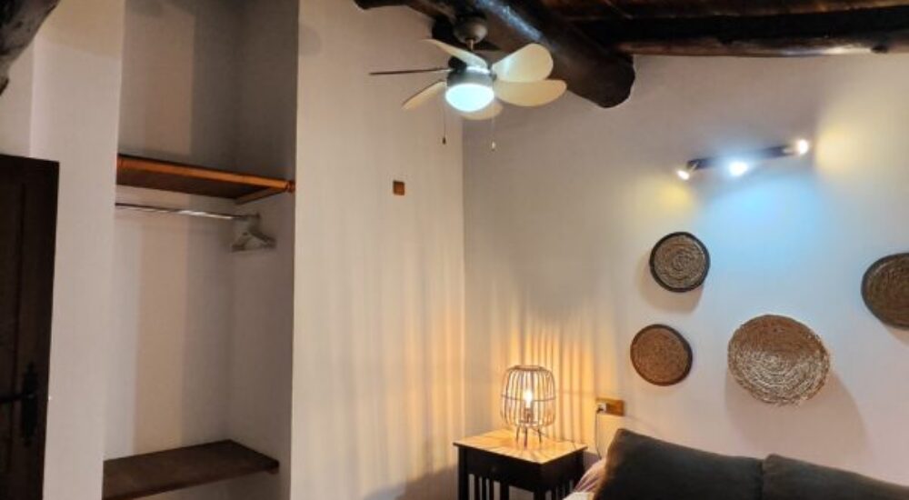 casa-gran-turia-Habitacion-con-cama-matrimonio-Turia-600x600-1 casa-gran-turia-Habitacion-con-cama-matrimonio-Turia-600x600-1